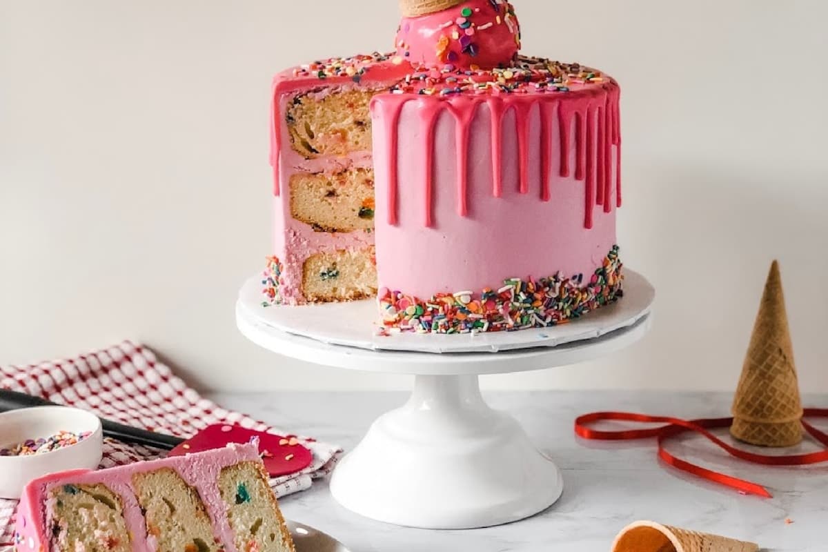 Esküvői torta elegáns tálalással