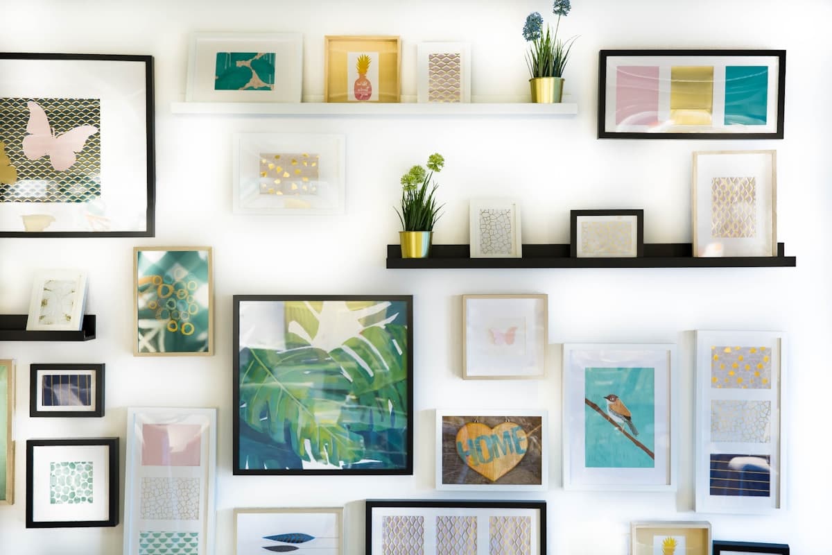 Elegáns esküvői meghívó és papírdekoráció flat lay